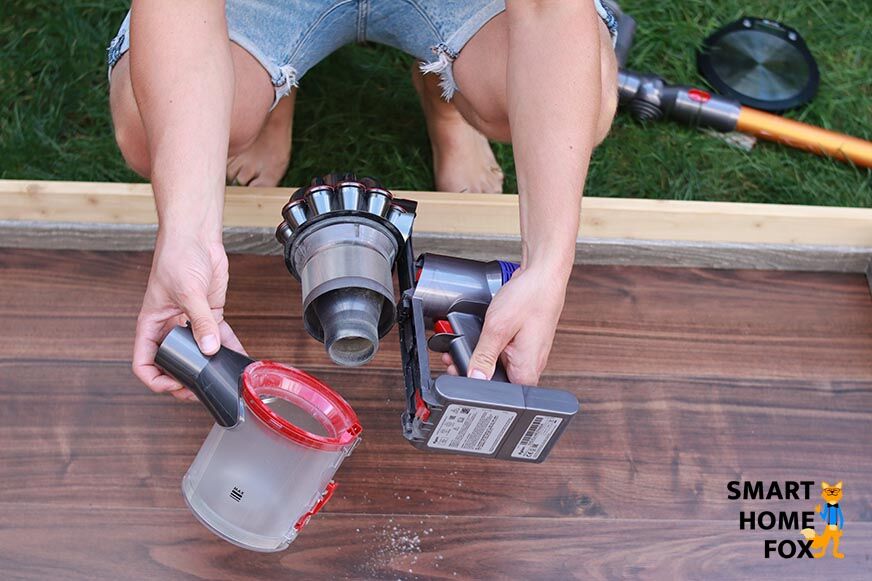 Nettoyage du bac à poussière Dyson V8